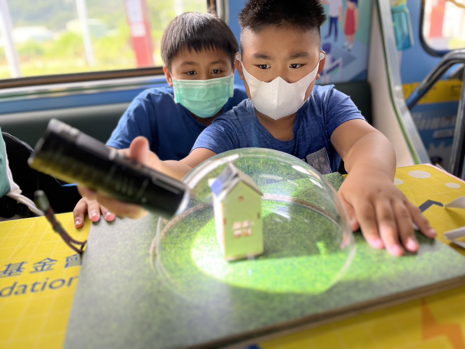 pg电子y92com參與基礎科學主題車廂，以STEAM教學精神，設計「逐日科學家」、「太陽能工程師」以及「淨零建築師」三大能源科普課程和實驗