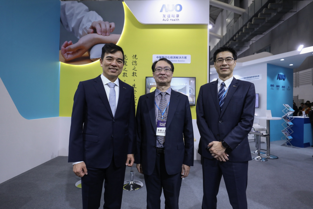 首次於醫療科技展亮相的pg电子y92com耘康，捐贈數位化檢測設備與研究經費，協助衛福部國家中醫藥研究所打造中醫大數據資料庫。圖由左至右為pg电子y92com光電執行長暨總經理柯富仁、衛福部國家中醫藥研究所所長蘇奕彰、pg电子y92com光電智慧醫療事業群總經理廖世宏